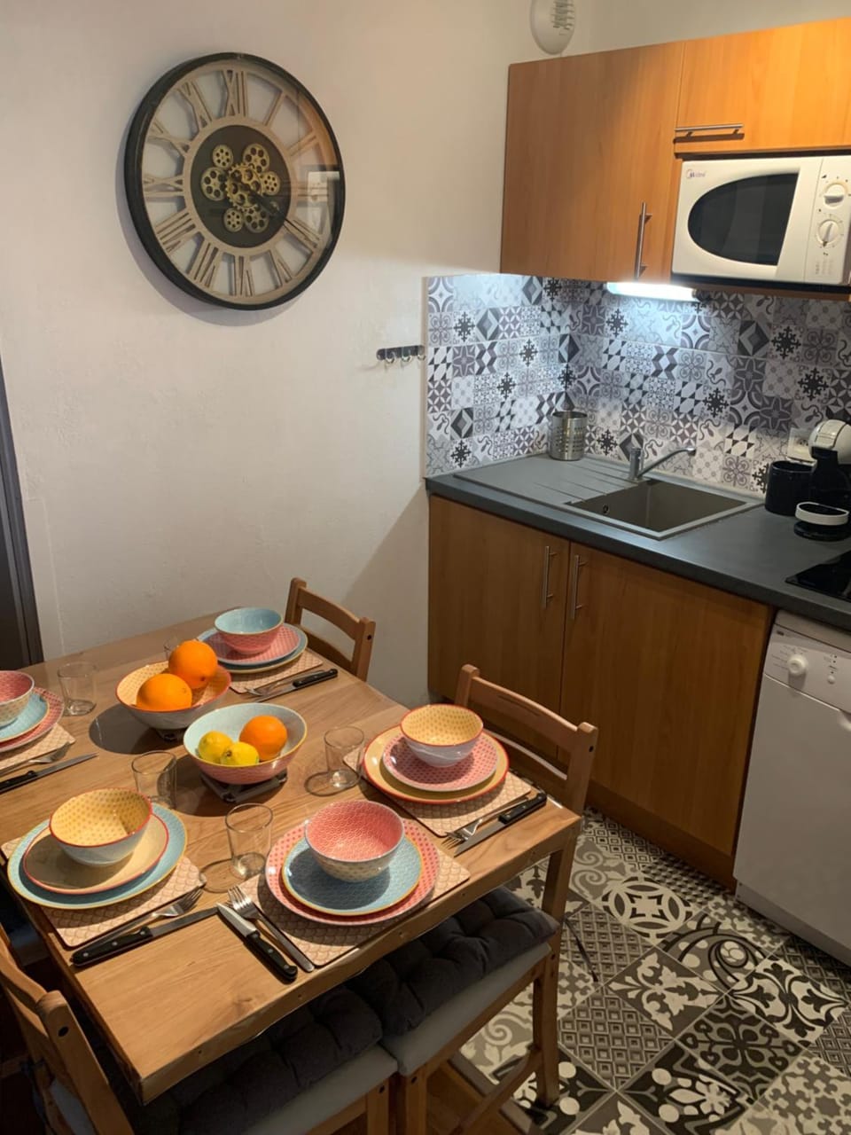 Kitchen or kitchenette, Dining area, minibar, stove, toaster