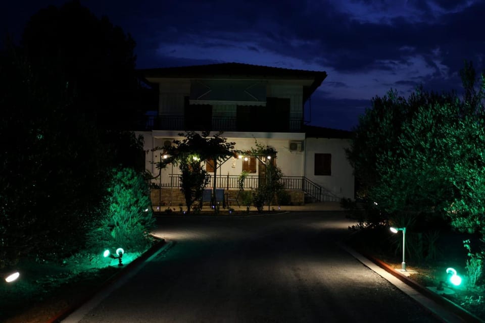 Facade/entrance, Night, Garden