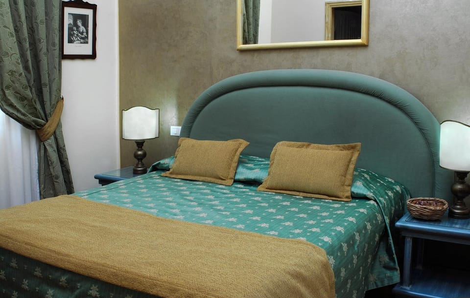 Photo of the whole room, Decorative detail, Bedroom