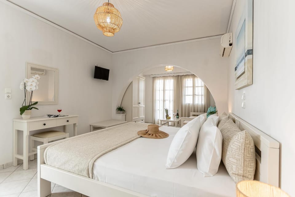Bed, TV and multimedia, Bedroom, air conditioner