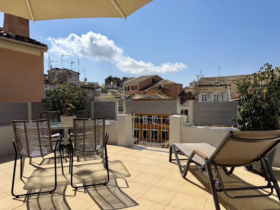 View (from property/room), Balcony/Terrace, Seating area, City view, sunbed
