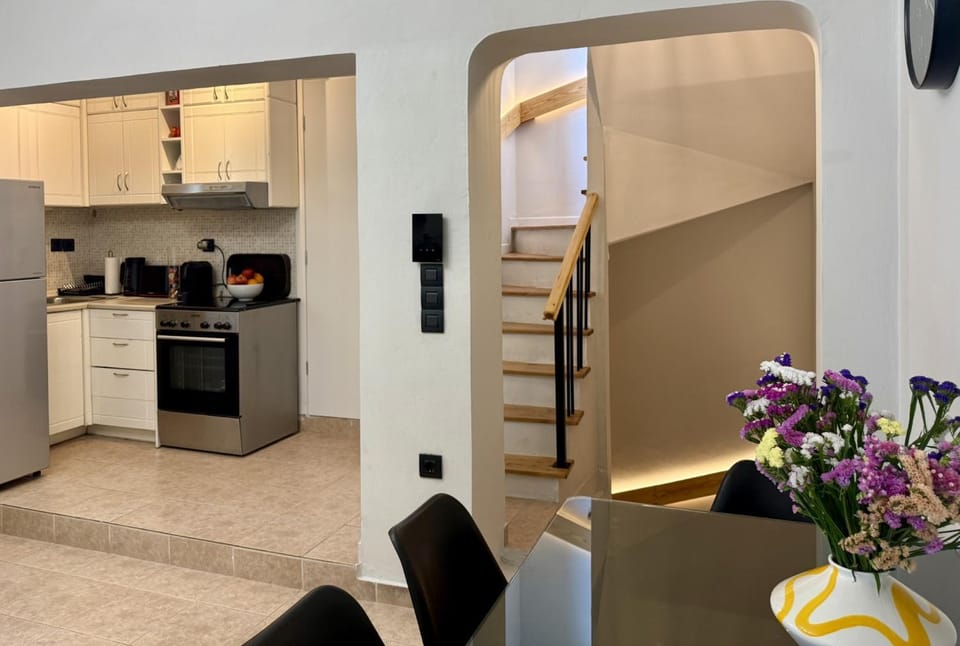 Kitchen or kitchenette, Dining area, oven