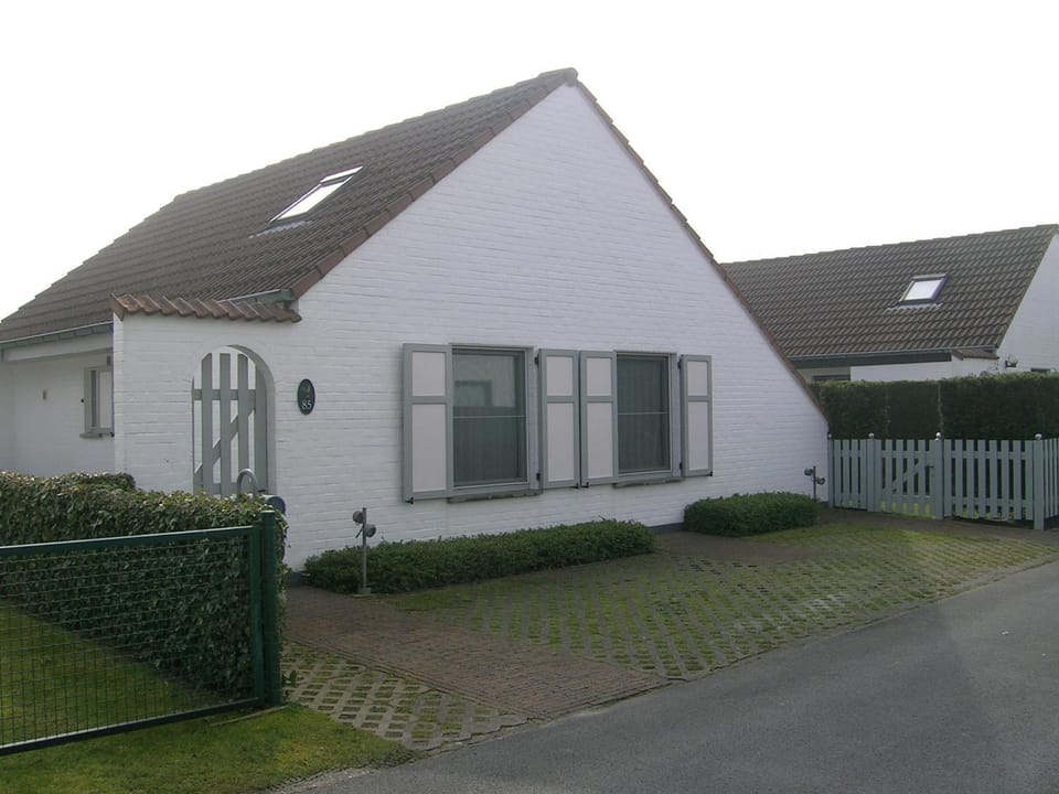 Property building, Facade/entrance, Day, On site, Location