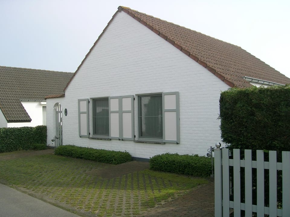 Property building, Facade/entrance, Day, On site, Location