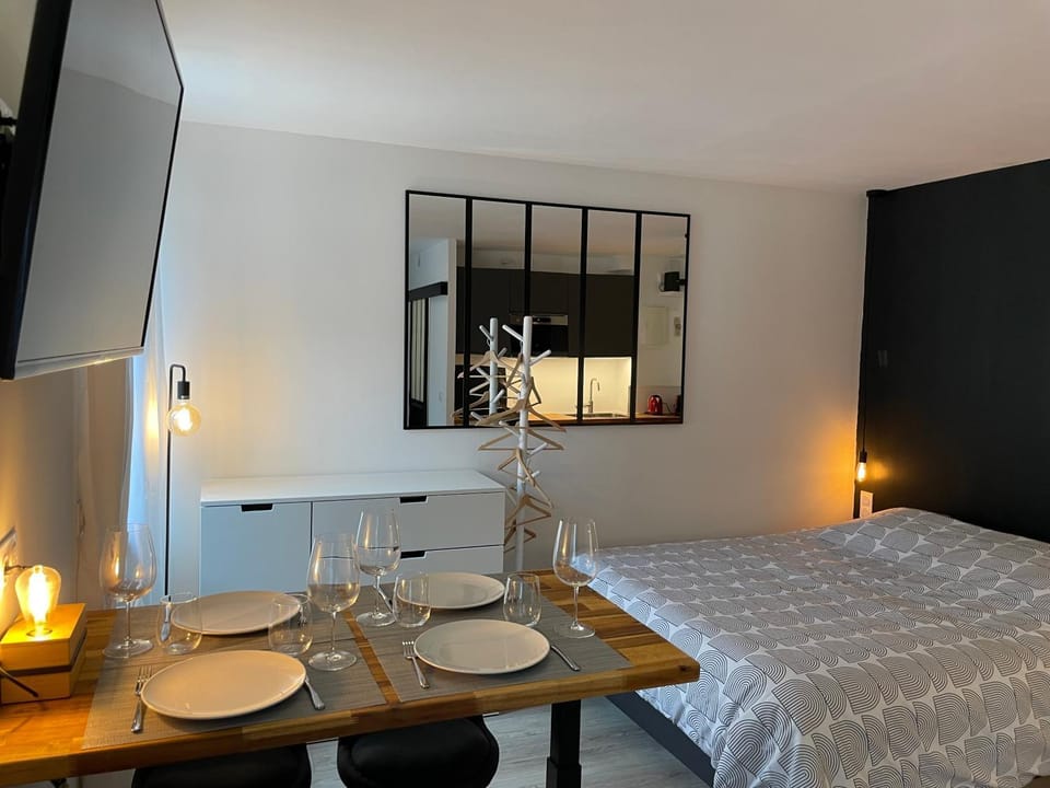 Bed, Dining area