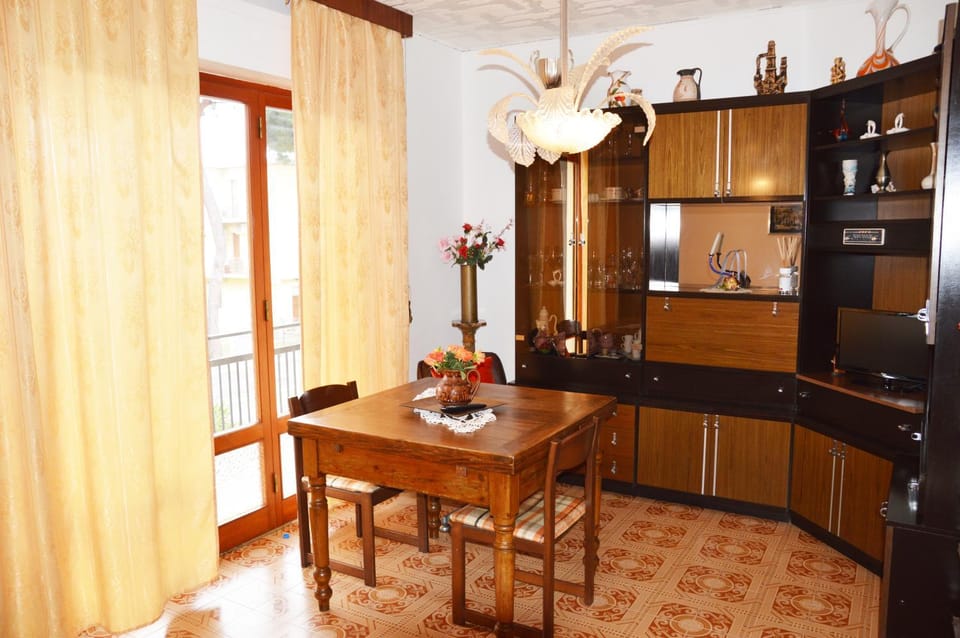 TV and multimedia, Living room, Lounge or bar, Seating area, Dining area