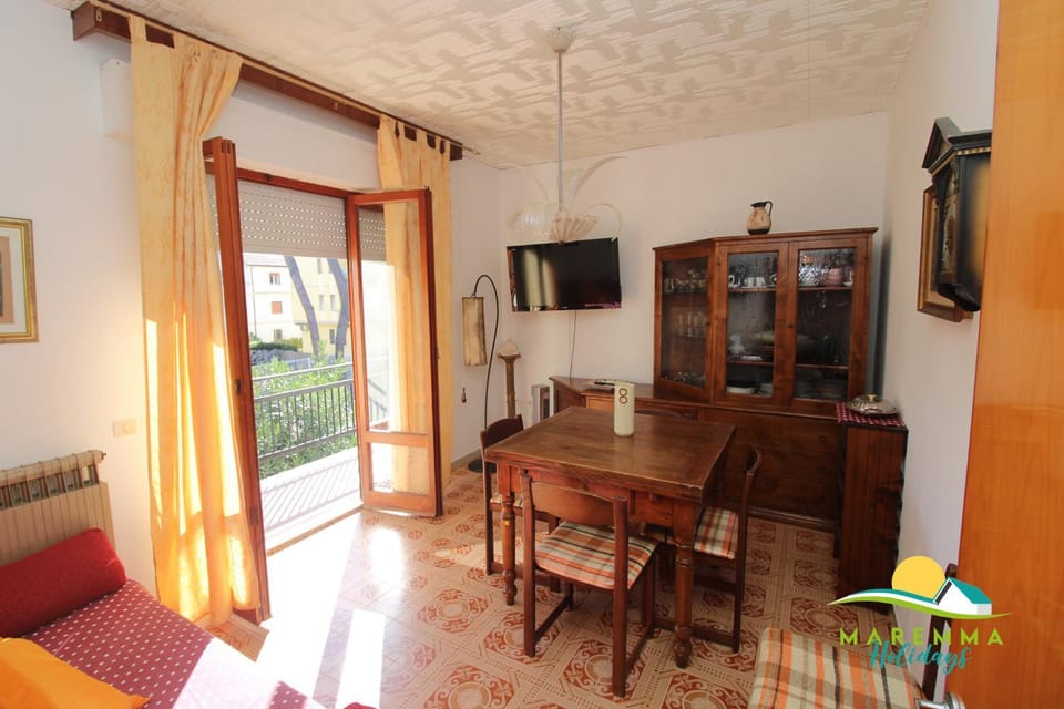 Communal lounge/ TV room, TV and multimedia, Living room, Seating area, Dining area