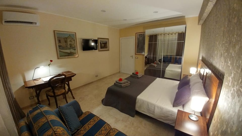 TV and multimedia, Photo of the whole room, Seating area, Bedroom