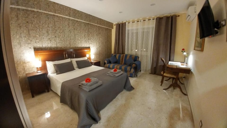 TV and multimedia, Seating area, Bedroom