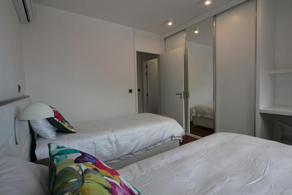 Spacious luxury holiday apartment with a great view, Funchal, free wifi and parking Apartment in Funchal