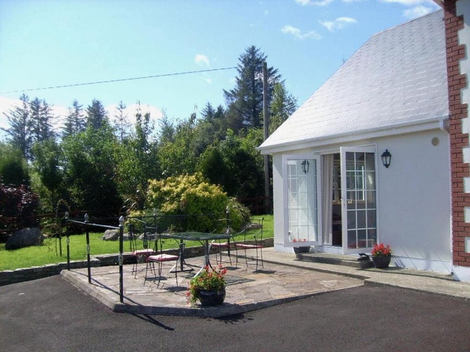 Property building, Facade/entrance, Balcony/Terrace, Area and facilities
