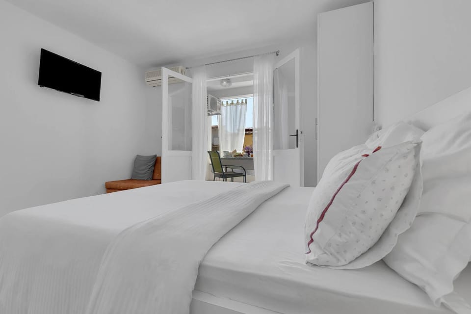 Bed, TV and multimedia