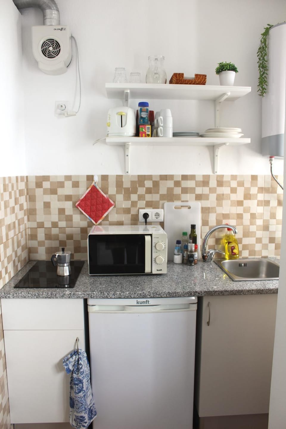 Coffee/tea facilities, Kitchen or kitchenette, microwave, stove, toaster, kitchen
