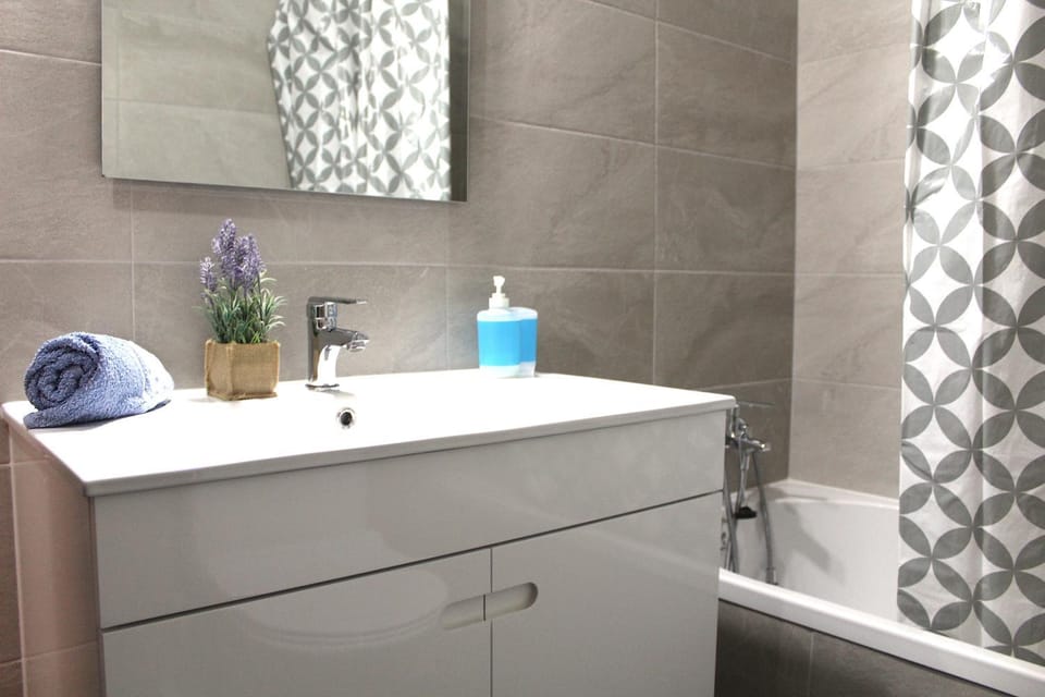 Shower, Toilet, Bathroom, Decorative detail, Bath