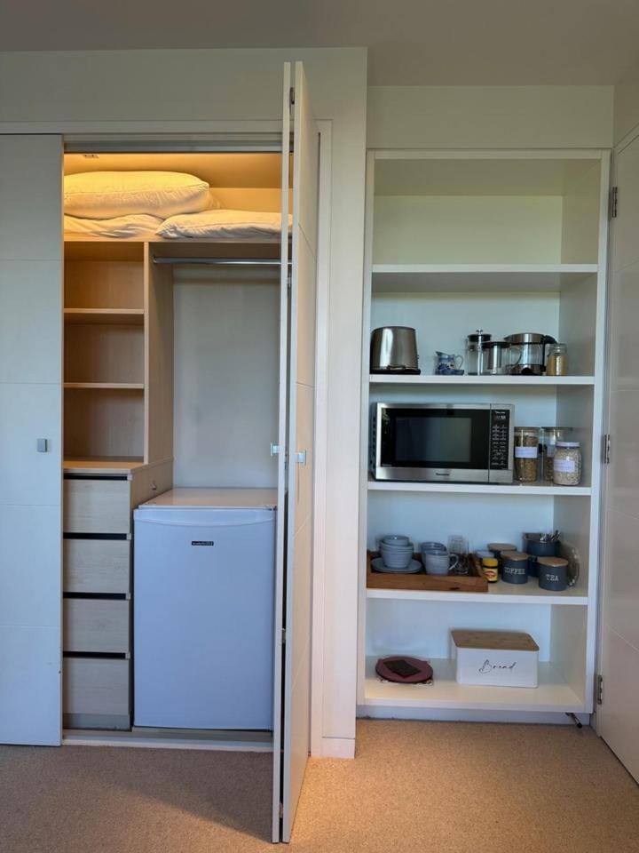 Coffee/tea facilities, Kitchen or kitchenette, Bedroom, minibar