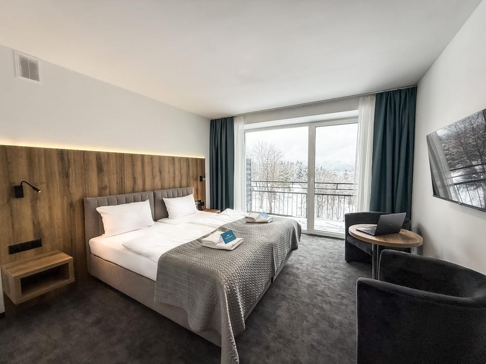 Bed, TV and multimedia, Photo of the whole room, Bedroom