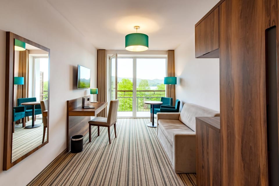 Bed, TV and multimedia, Coffee/tea facilities, Balcony/Terrace, Living room, Photo of the whole room, Decorative detail, Seating area, Bedroom, Area and facilities, locker