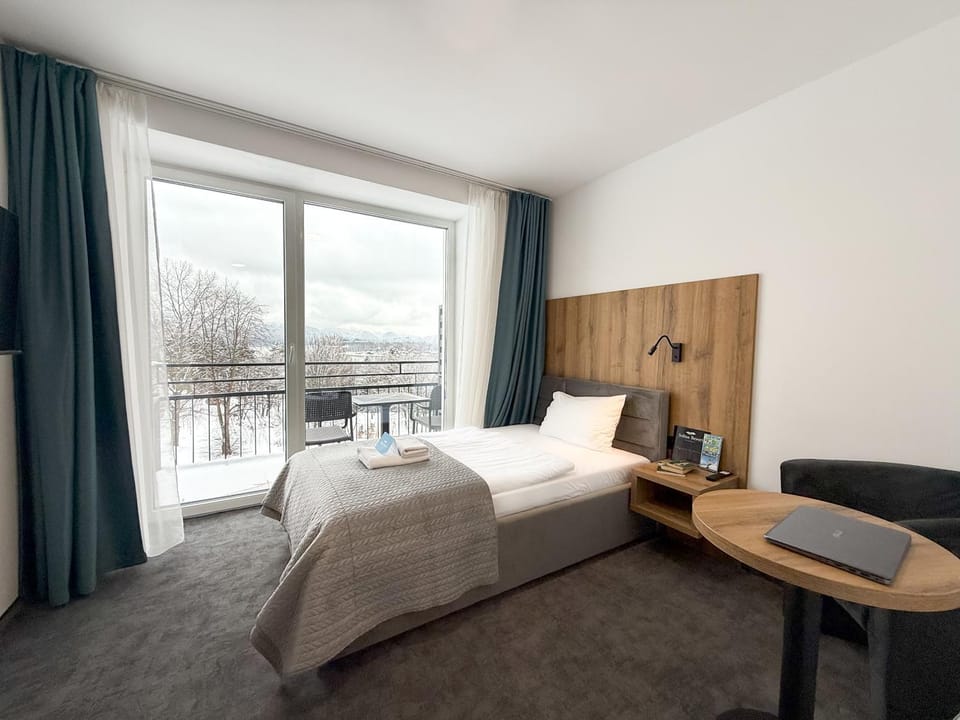 Bed, View (from property/room), Balcony/Terrace, Photo of the whole room, Bedroom
