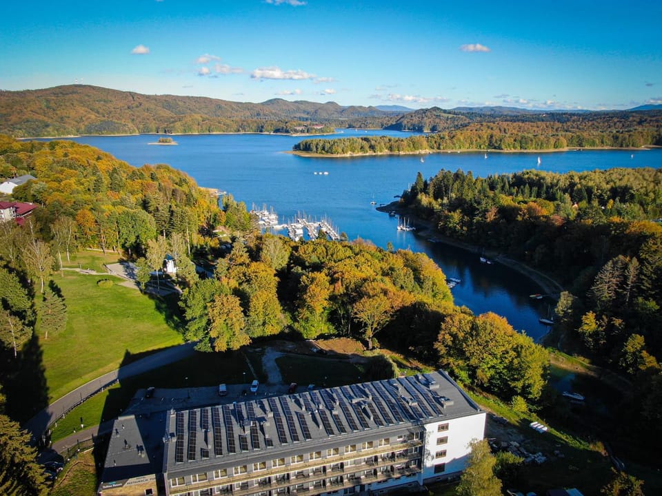 Property building, Nearby landmark, Off site, Day, Natural landscape, Bird's eye view, Lake view, Area and facilities, Location, Parking
