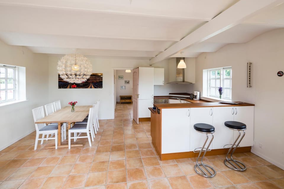 Coffee/tea facilities, Kitchen or kitchenette, Living room, Dining area