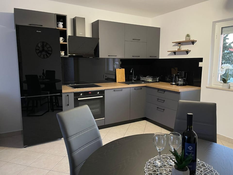 Kitchen or kitchenette, Dining area, pet friendly