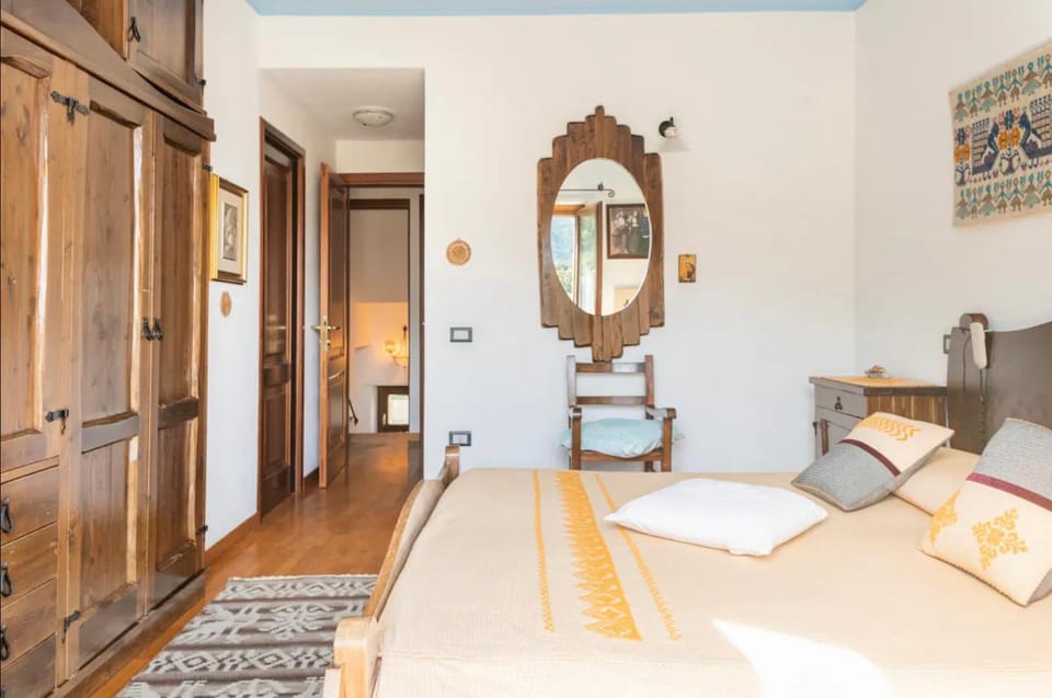Photo of the whole room, Bedroom, wardrobe