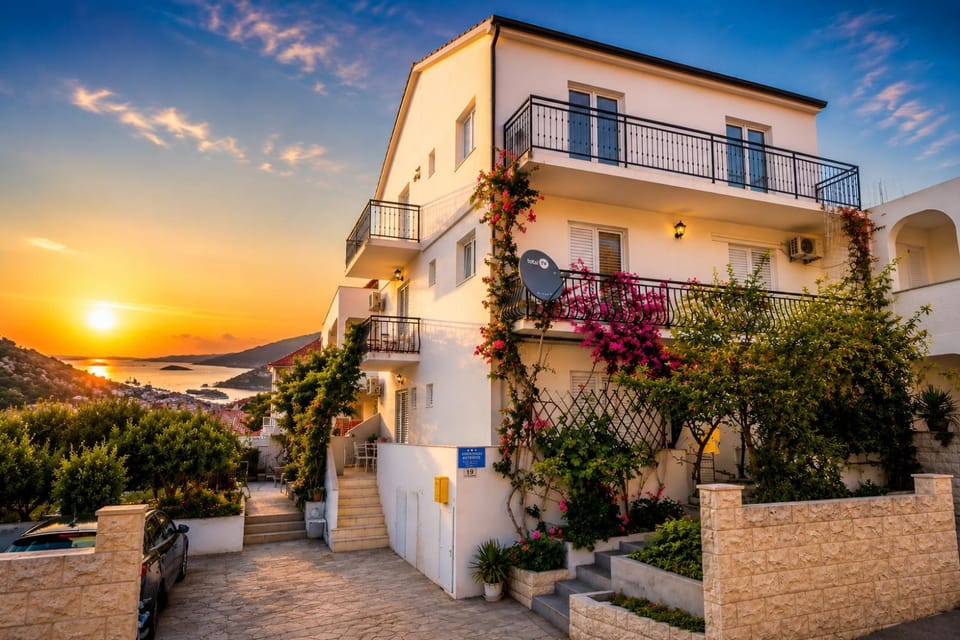 Property building, Facade/entrance, Garden, Balcony/Terrace, Inner courtyard view, Parking