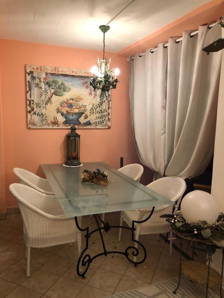 Seating area, Dining area
