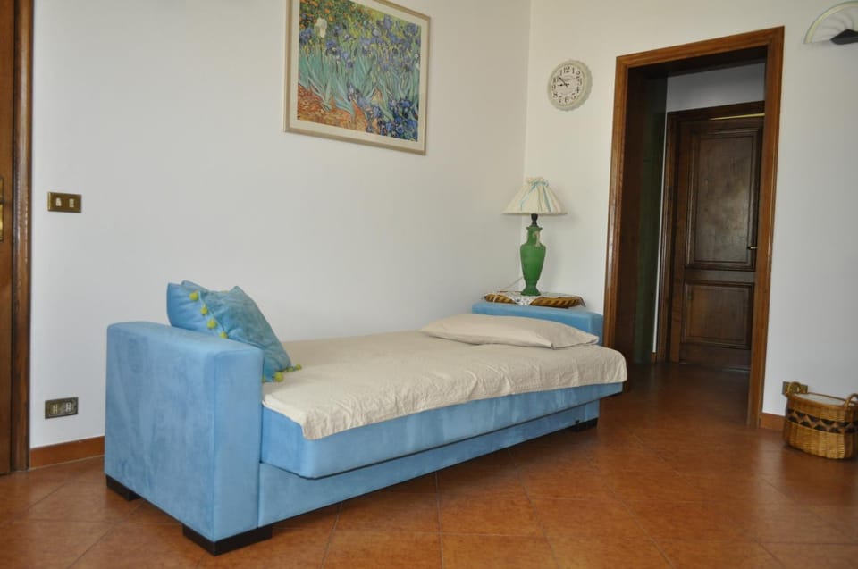 Bed, Living room, Seating area