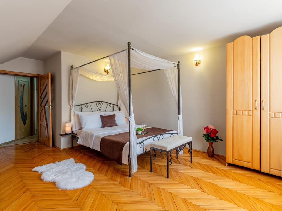 Photo of the whole room, Bedroom