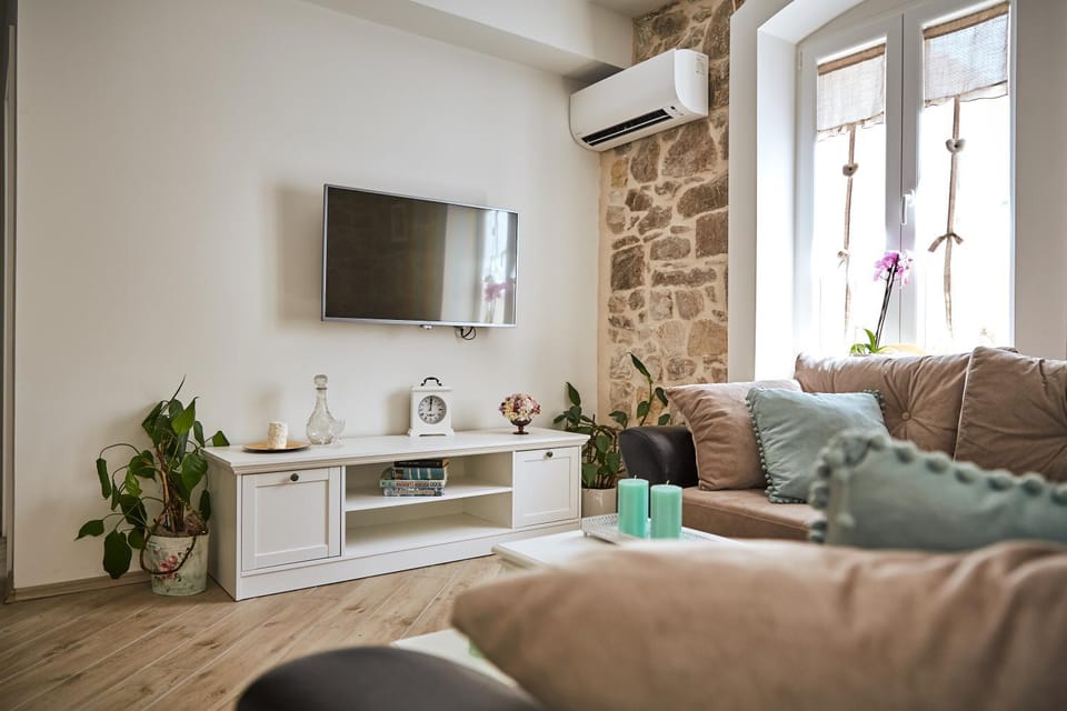 Living room, Photo of the whole room, Decorative detail