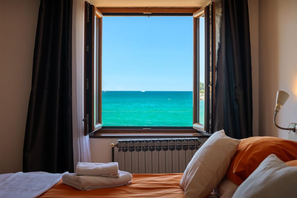 Bed, Natural landscape, Photo of the whole room, Bedroom, Sea view