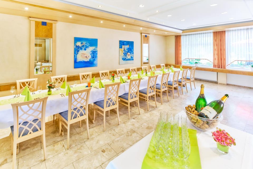 Banquet/Function facilities, Meeting/conference room