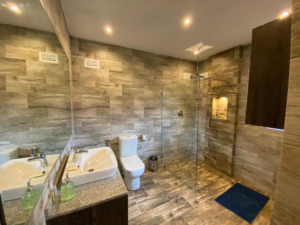 Shower, Toilet