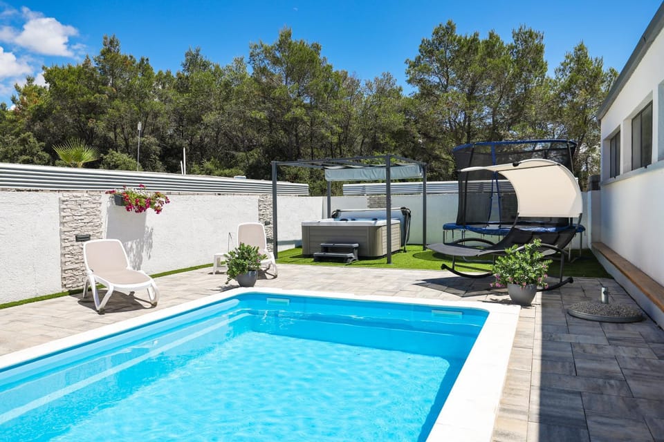Day, Pool view, Swimming pool, sunbed