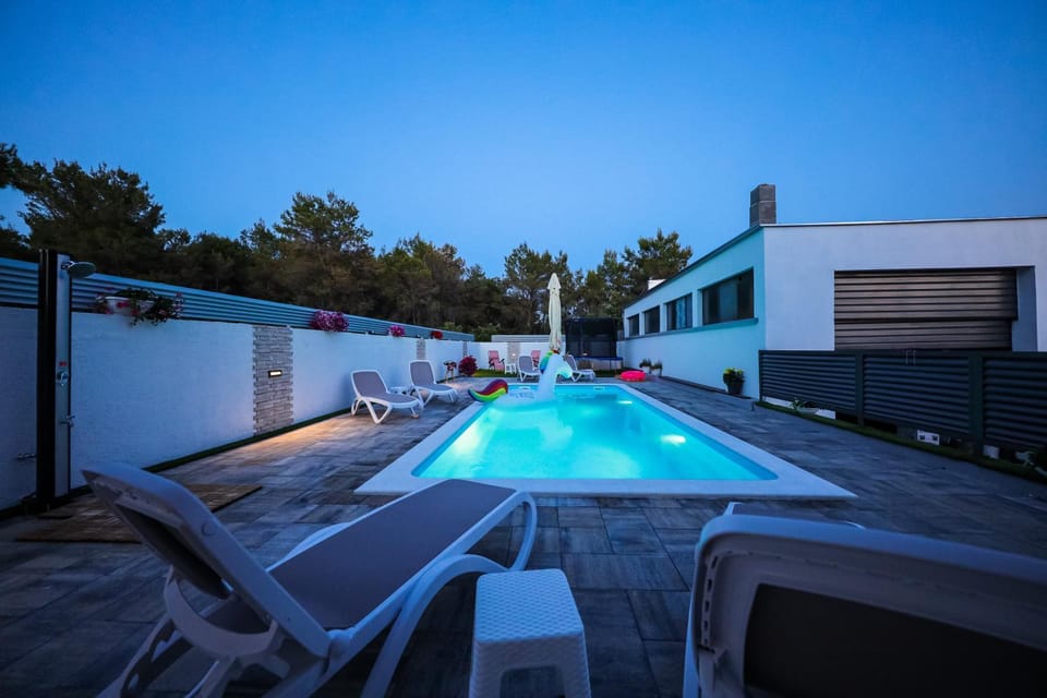 Swimming pool