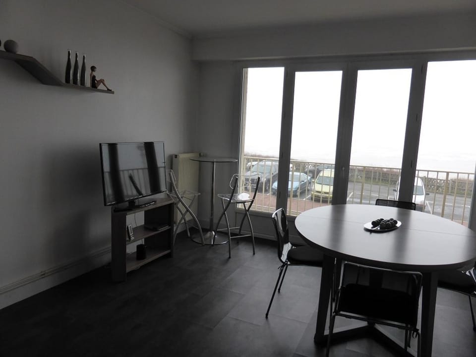 Appartement T2 face à la mer, 4 couchages, Les Sables d'Olonne - Proche plage et marché - FR-1-325-9 Apartment in Château-d'Olonne