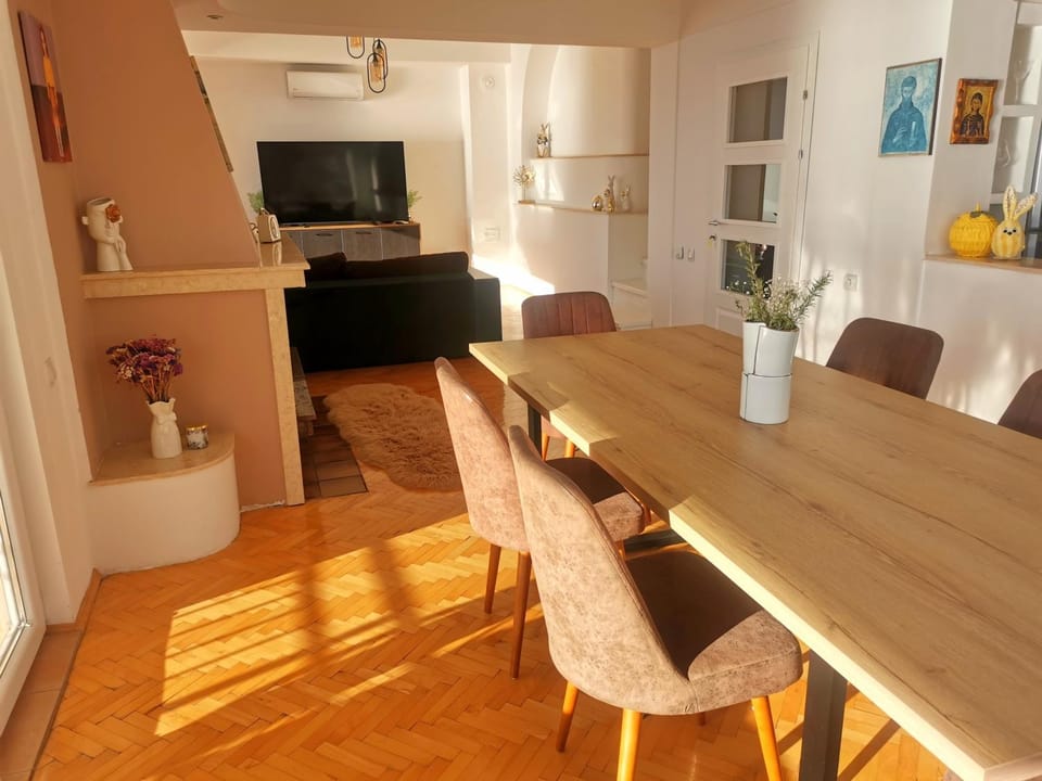 TV and multimedia, Kitchen or kitchenette, Living room, Seating area, Dining area, air conditioner