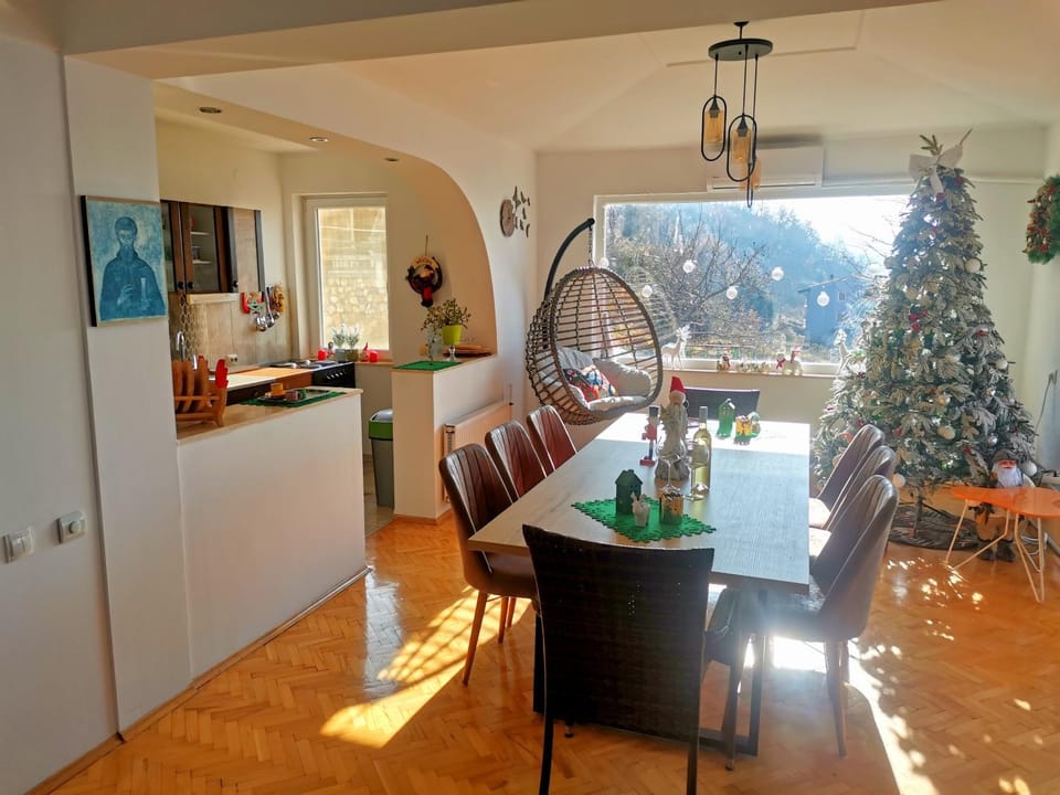 Kitchen or kitchenette, Living room, Seating area, Dining area