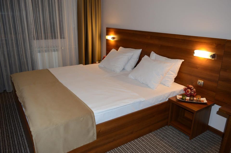 Bed, Photo of the whole room, Decorative detail, Bedroom
