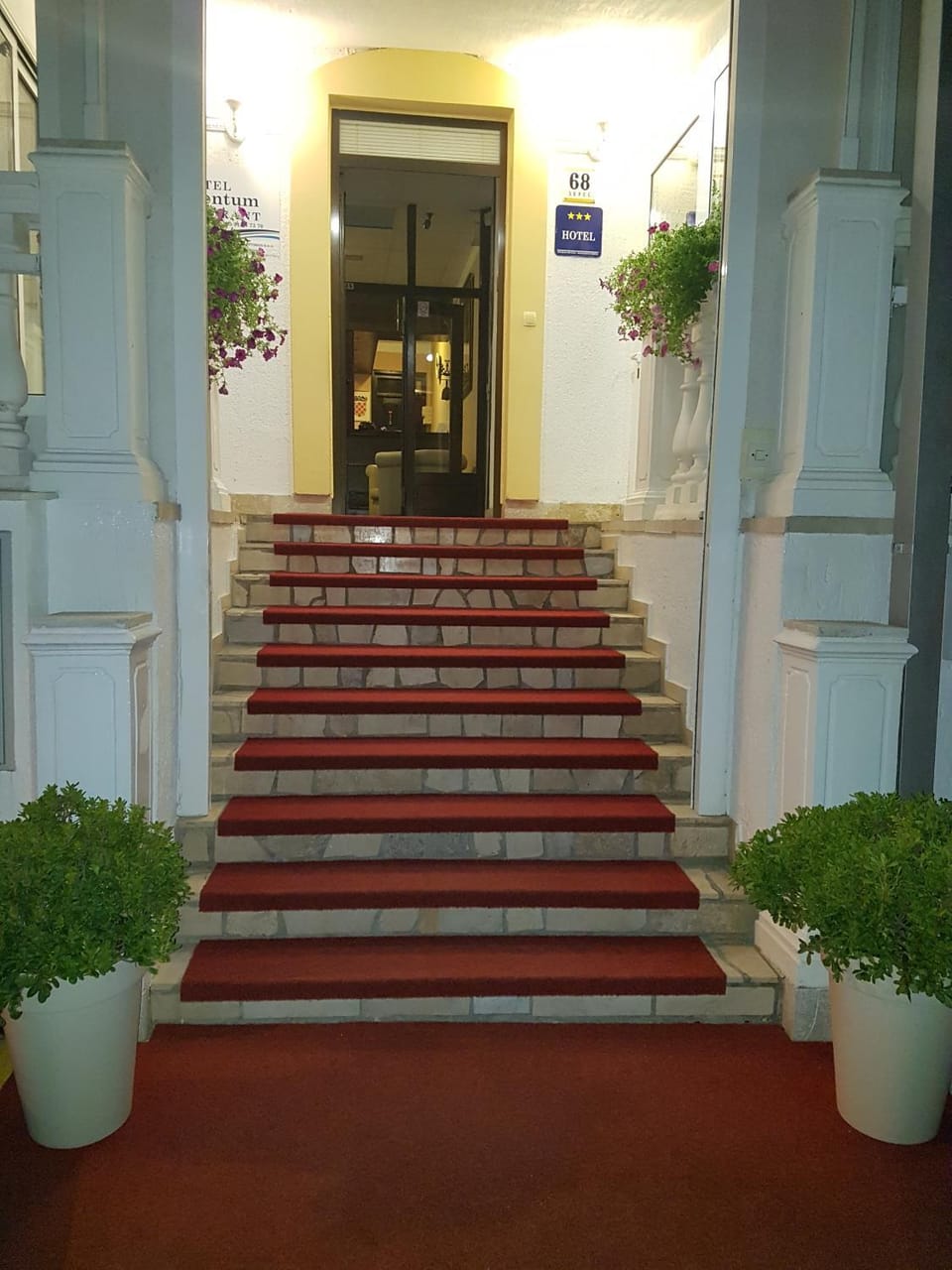 Facade/entrance