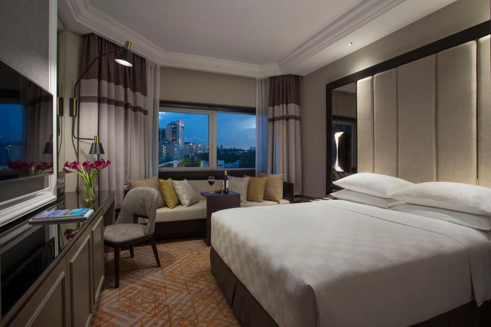 Photo of the whole room, City view