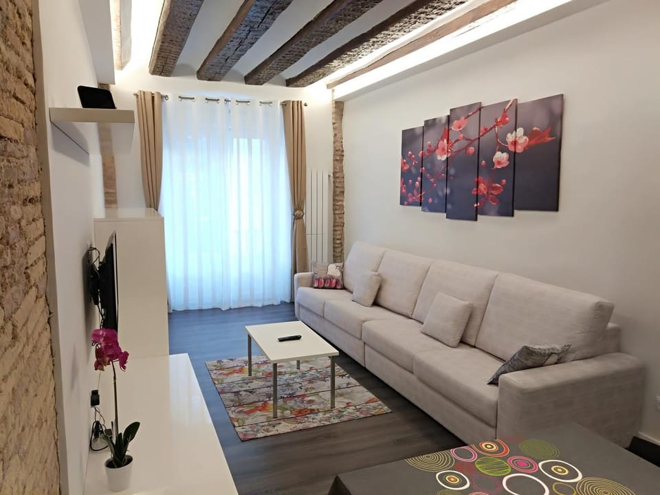 Photo of the whole room, Seating area
