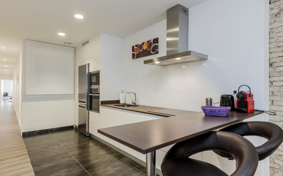 Coffee/tea facilities, Kitchen or kitchenette, oven, stove, toaster