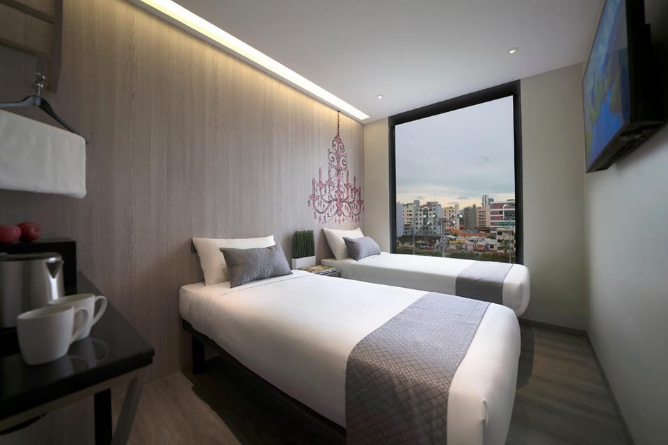 Bedroom, City view