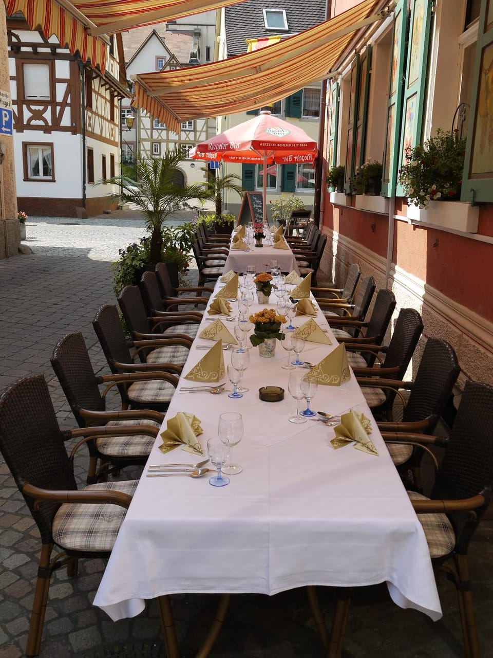 Restaurant/places to eat, Day, Balcony/Terrace