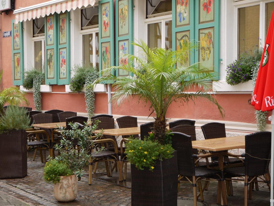 Restaurant/places to eat, Facade/entrance