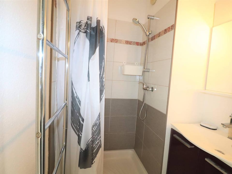 Studio Cabine 4 pers RDC avec Piscines, Terrasse, Proche Mer et Commerces - FR-1-307-36 Cabin in Le Grau-du-Roi