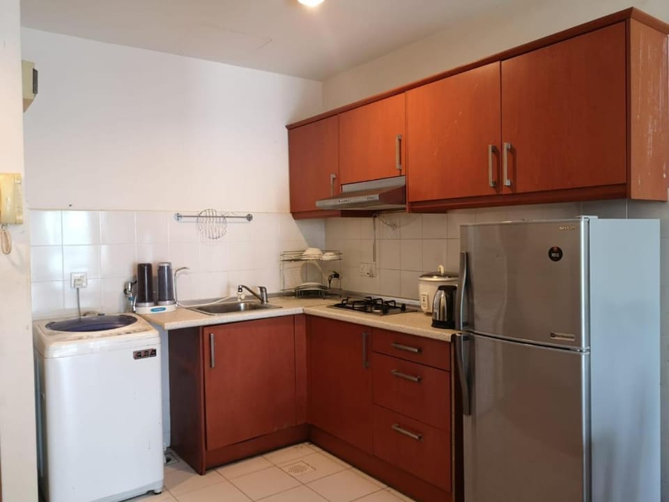 Kitchen or kitchenette, minibar