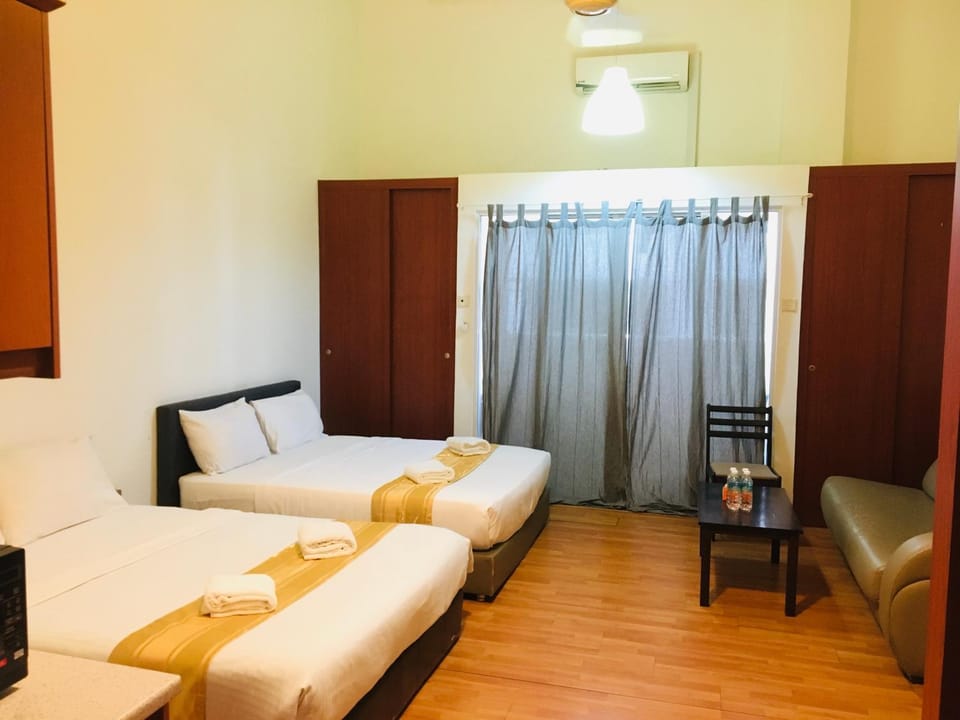 Bed, Seating area, wardrobe, air conditioner